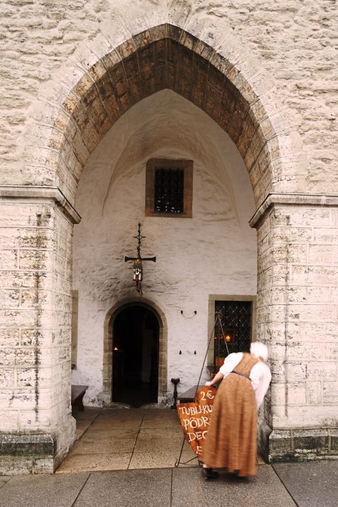 Bild: Tallinn - Das Rathaus rüstet sich auf den zu erwartenden Touristenansturm. Hier gibt es ab vormittags eine Tasse Elchsuppe für 2,- EURO. NIKON D700 und AF-S NIKKOR 24-120 mm 1:4G ED VR.