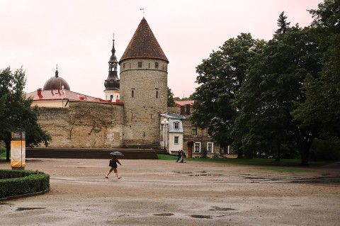 Bild: Tallinn - Am Platz der Tore begeben sich die Menschen bei diesem Wetter eilig zur Arbeit. NIKON D700 und AF-S NIKKOR 24-120 mm 1:4G ED VR.