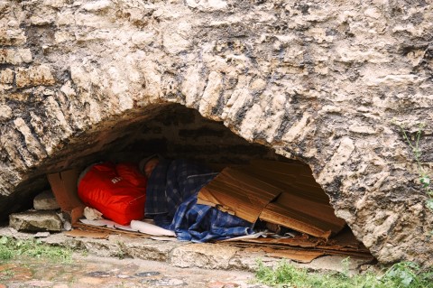 Bild: Tallinn - Dieser Obdachlose schläft jede Nacht in dieser Niesche in der Stadtmauer in der Laboratooriumi. NIKON D700 und AF-S NIKKOR 24-120 mm 1:4G ED VR.