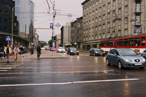 Fototour: Unterwegs an einem regnerischen Sommerabend in der Altstadt von Tallinn. Berufsverkehr am Vabaduse Väljak, dem Freiheitsplatz. NIKON D700 und AF-S NIKKOR 24-120 mm 1:4G ED VR.