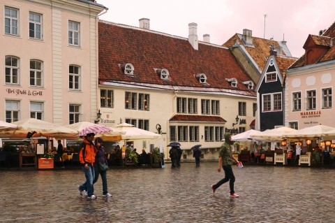 Fototour: Unterwegs an einem regnerischen Sommerabend in der Altstadt von Tallinn. Auf dem Raekoja Platz, dem Rathausplatz. NIKON D700 und AF-S NIKKOR 24-120 mm 1:4G ED VR.