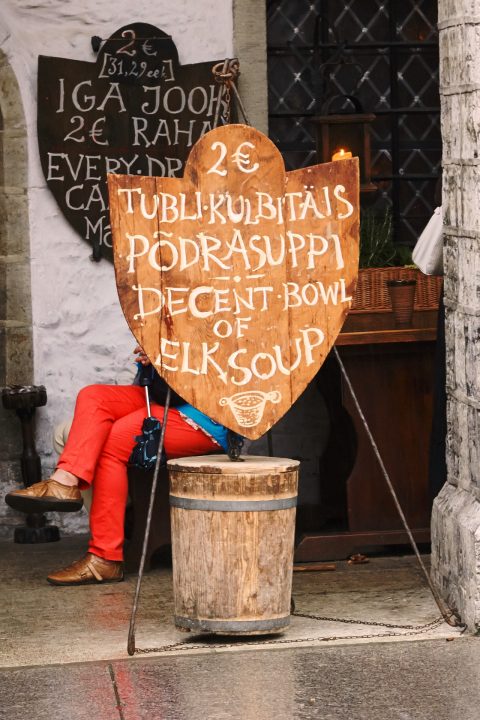Fototour: Unterwegs an einem regnerischen Sommerabend in der Altstadt von Tallinn. Am Rathaus gibt es die obligatorische Tasse Elchsuppe. NIKON D700 und AF-S NIKKOR 24-120 mm 1:4G ED VR.