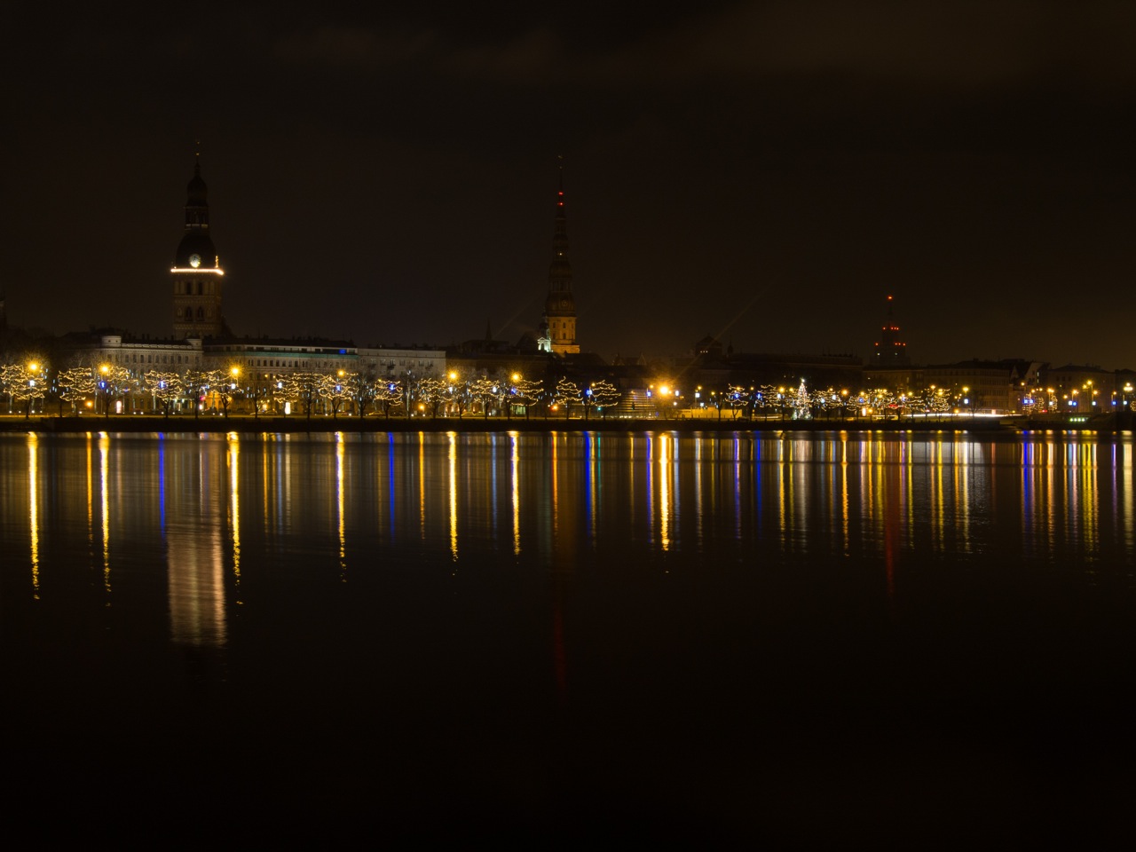 Bild: Panoramaaufnahme von Riga kurz vor Weihnachten 2013 bei Nacht von der Terrasse des SWEDBANK HOCHAUSES aus gesehen.