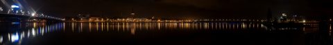 Bild: Panoramaaufnahme von Riga kurz vor Weihnachten 2013 bei Nacht von der Terrasse des SWEDBANK HOCHAUSES aus gesehen. OLYMPUS OM-D E-M5 mit M.Zuiko Digital 12-50 mm 1:3.5-6.3 EZ. ISO 200 ¦ f/11 ¦ 35 mm ¦ 6 s ¦ kein Blitz ¦ 30 Einzelbilder. Klicken Sie auf das Bild um es zu vergrößern (11 MByte).