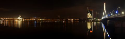 Bild: Pardaugava - Das andere Riga bei Nacht - Die Skyline von Torņakalns und Āgenskalns mit Nationalbibliothek, Swedbank Hochhaus und Vanšu Brücke. OLYMPUS OM-D E-M5 mit M.Zuiko Digital 12-50 mm 1:3.5-6.3 EZ. ISO 200 ¦ f/11 ¦ 20 mm ¦ 15 s ¦ kein Blitz ¦ 8 Einzelbilder. Klicken Sie auf das Bild um es zu vergrößern.