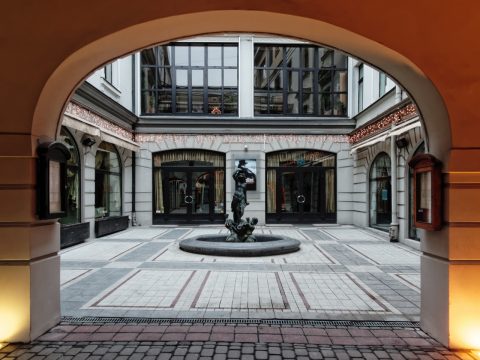 Bild: Riga edel und teuer - Unterwegs am Berga bazārs in der Neustadt. OLYMPUS OM-D E-M5 mit M.Zuiko Digital 12-50 mm 1:3.5-6.3 EZ. ISO 800 ¦ f/9 ¦ 12 mm ¦ 1/13 s ¦ kein Blitz. Klicken Sie auf das Bild um es zu vergrößern.