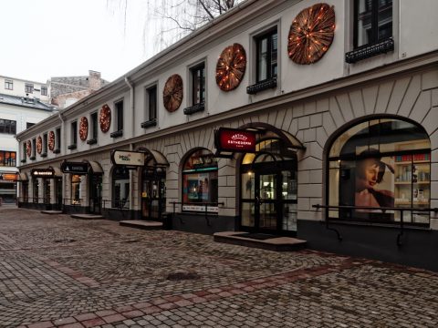 Bild: Riga edel und teuer - Unterwegs am Berga bazārs in der Neustadt. OLYMPUS OM-D E-M5 mit M.Zuiko Digital 12-50 mm 1:3.5-6.3 EZ. ISO 800 ¦ f/7,1 ¦ 12 mm ¦ 1/25 s ¦ kein Blitz. Klicken Sie auf das Bild um es zu vergrößern.