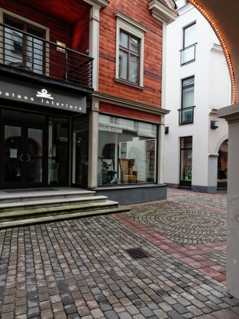 Bild: Riga edel und teuer - Unterwegs am Berga bazārs in der Neustadt. OLYMPUS OM-D E-M5 mit M.Zuiko Digital 12-50 mm 1:3.5-6.3 EZ. ISO 800 ¦ f/7,1 ¦ 12 mm ¦ 1/15 s ¦ kein Blitz. Klicken Sie auf das Bild um es zu vergrößern.