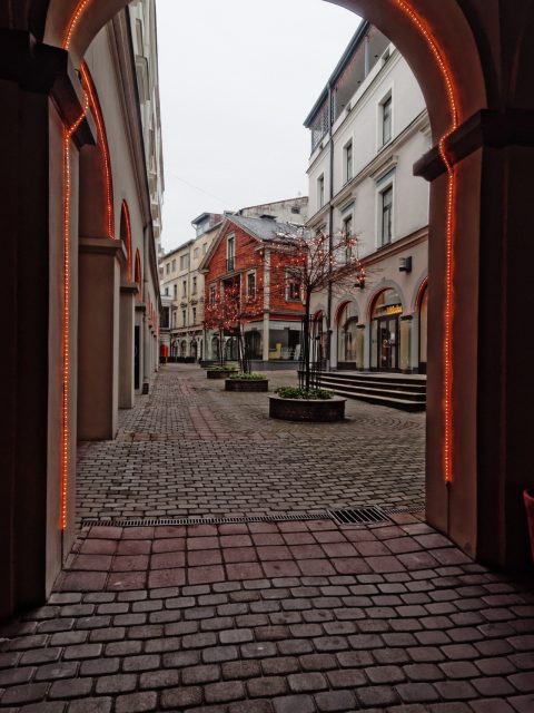 Bild: Riga edel und teuer - Unterwegs am Berga bazārs in der Neustadt. OLYMPUS OM-D E-M5 mit M.Zuiko Digital 12-50 mm 1:3.5-6.3 EZ. ISO 400 ¦ f/7,1 ¦ 12 mm ¦ 1/15 s ¦ kein Blitz. Klicken Sie auf das Bild um es zu vergrößern.