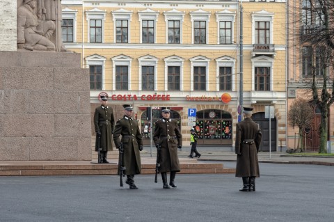 Bild: Wachwechsel am Freiheitsdenkmal in Riga. NIKON D700 mit AF-S NIKKOR 24-120 mm 1:4G ED VR. ISO 400 ¦ f/7.1 ¦ 120 mm ¦ 1/80 s ¦ kein Blitz. Klicken Sie auf das Bild um es zu vergrößern.
