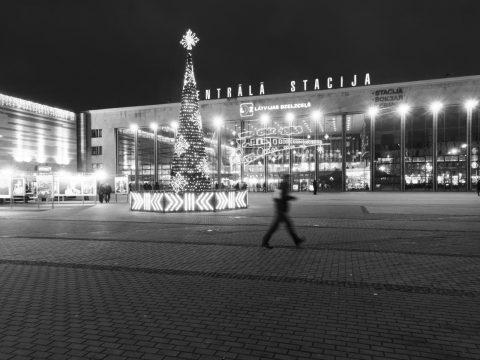 Bild: Am Bahnhof von Riga. OLYMPUS OM-D E-M5 mit M.Zuiko Digital 12-50 mm 1:3.5-6.3 EZ. ISO 6400 ¦ f/9 ¦ 12 mm ¦ 1/13 s ¦ kein Blitz. Klicken Sie auf das Bild um es zu vergrößern.