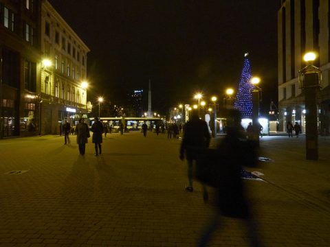 Bild: An einem Winterabend in der Kaļķu iela in Riga. OLYMPUS OM-D E-M5 mit M.Zuiko Digital 12-50mm 1:3.5-6.3 EZ. ISO 6400 ¦ f/11 ¦ 12 mm ¦ 1/10 s ¦ kein Blitz. Klicken Sie auf das Bild um es zu vergrößern.