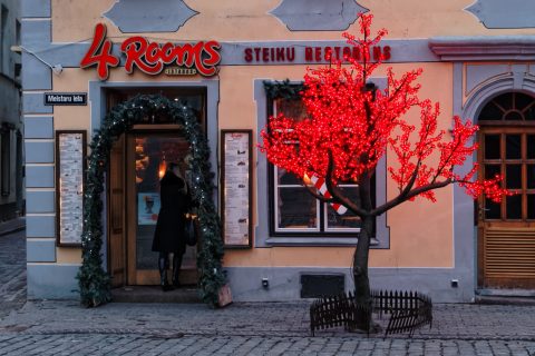 Bild: Vorweihnachtliche Betriebsamkeit auf dem Livenplatz in Riga. OLYMPUS OM-D E-M5 und M.Zuiko Digital 12-50mm 1:3.5-6.3 EZ.