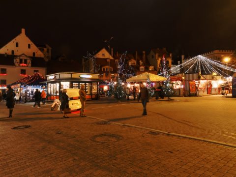 Bild: Vorweihnachtliche Betriebsamkeit auf dem Livenplatz in Riga am frühen Abend. OLYMPUS OM-D E-M5 und M.Zuiko Digital 12-50mm 1:3.5-6.3 EZ.