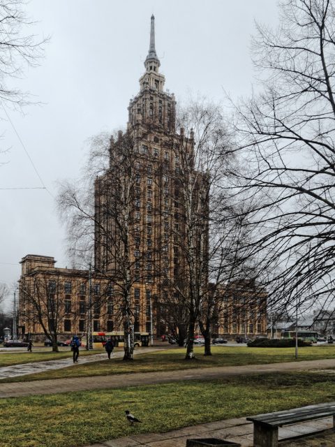 Bild: Das im "Stalinistischen Zuckerbäckerstil" errichtete Hochhaus der Lettischen Akademie der Wissenschaften in der Moskauer Vorstadt in Riga. OLYMPUS OM-D E-M5 mit M.Zuiko Digital 12-50 mm 1:3.5-6.3 EZ. ISO 640 ¦ f/11 ¦ 12 mm ¦ 1/40 s ¦ kein Blitz. Klicken Sie auf das Bild um es zu vergrößern.