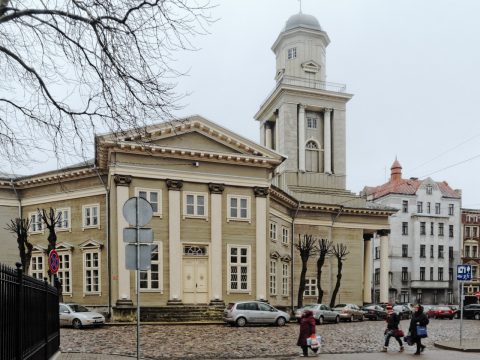 Bild: Die Lutherische Jesuskirche in der Moskauer Vorstadt in Riga gilt als das größte aus Holz erbaute Gebäude des Baltikums. OLYMPUS OM-D E-M5 mit M.Zuiko Digital 12-50 mm 1:3.5-6.3 EZ. ISO 640 ¦ f/11 ¦ 12 mm ¦ 1/25 s ¦ kein Blitz. Klicken Sie auf das Bild um es zu vergrößern.