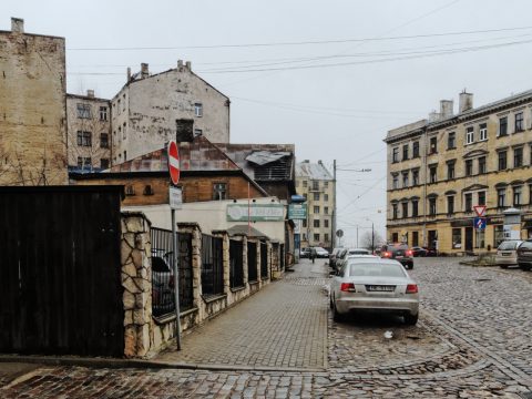 Bild: Typischer Straßenzug in der Moskauer Vorstadt von Riga - Maskavas iela. OLYMPUS OM-D E-M5 mit M.Zuiko Digital 12-50 mm 1:3.5-6.3 EZ. ISO 640 ¦ f/11 ¦ 12 mm ¦ 1/30 s ¦ kein Blitz. Klicken Sie auf das Bild um es zu vergrößern.