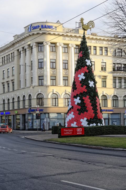 Bild: Und noch ein Weihnachtsbaum - diesmal vor einem restaurierten Bankgebäude in der Neustadt von Riga. NIKON D700 mit AF-S NIKKOR 24-120 mm 1:4G ED VR. ISO 400 ¦ f/7,1 ¦ 45 mm ¦ 1/200 s ¦ kein Blitz. Klicken Sie auf das Bild um es zu vergrößern.