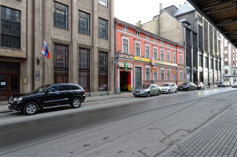 Bild: Farbkontraste sind in der Neustadt von Riga gar nicht so selten. NIKON D700 mit AF-S NIKKOR 24-120 mm 1:4G ED VR. ISO 200 ¦ f/9 ¦ 24 mm ¦ 1/20 s ¦ kein Blitz. Klicken Sie auf das Bild um es zu vergrößern.