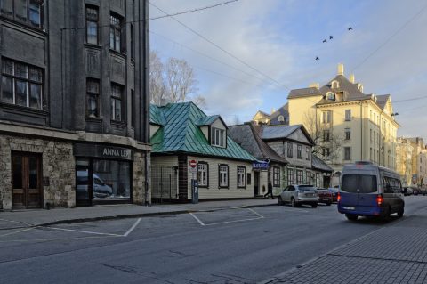 Bild: Einige der kleineren Holzhäuser in der Neustadt von Riga ducken sich zwischen die großen Steinhäuser. NIKON D700 mit AF-S NIKKOR 24-120 mm 1:4G ED VR. ISO 200 ¦ f/9 ¦ 24 mm ¦ 1/160 s ¦ kein Blitz. Klicken Sie auf das Bild um es zu vergrößern.