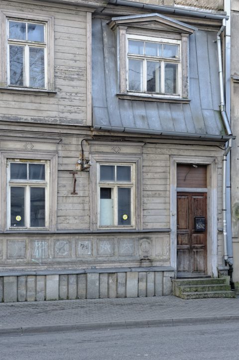 Bild: Detail eines Holzhauses in der Neustadt von Riga. NIKON D700 mit AF-S NIKKOR 24-120 mm 1:4G ED VR. ISO 200 ¦ f/7,1 ¦ 50 mm ¦ 1/25 s ¦ kein Blitz. Klicken Sie auf das Bild um es zu vergrößern.