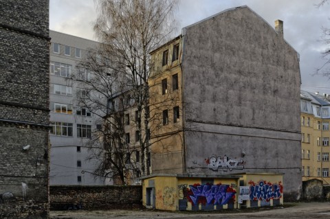 Bild: Graffitti an einem verlassenen Mietshaus in der Neustadt von Riga. NIKON D700 mit AF-S NIKKOR 24-120 mm 1:4G ED VR. ISO 200 ¦ f/9 ¦ 24 mm ¦ 1/160 s ¦ kein Blitz. Klicken Sie auf das Bild um es zu vergrößern.