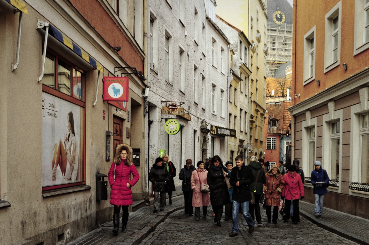 Bild: Unterwegs in den Gassen von Riga. Die Altstadt ist ein besonderer Touristenmagnet. Aufnahme vom November 2012.