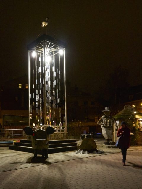 Bild: An der Skulptur in der Tirgoņu iela in Riga am Abend. OLYMPUS OM-D E-M5 mit M.Zuiko Digital 12-50 mm 1:3.5-6.3 EZ. ISO 6400 ¦ f/9 ¦ 12 mm ¦ 1/15 s ¦ kein Blitz. Klicken Sie auf das Bild um es zu vergrößern.