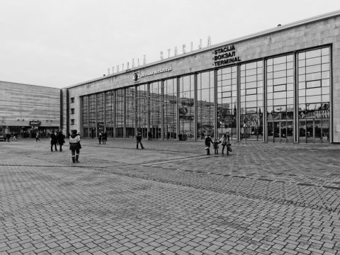 Bild: Gegen Mittag am Portal des Hauptbahnhofs von Riga. OLYMPUS OM-D E-M5 mit M.Zuiko Digital 12-50 mm 1:3.5-6.3 EZ. ISO 400 ¦ f/9 ¦ 12 mm ¦ 1/60 s ¦ kein Blitz. Klicken Sie auf das Bild um es zu vergrößern.