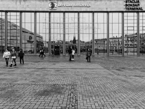Bild: Gegen Mittag am Portal des Hauptbahnhofs von Riga. Das Portal ist weihnachtlich dekoriert. OLYMPUS OM-D E-M5 mit M.Zuiko Digital 12-50 mm 1:3.5-6.3 EZ. ISO 400 ¦ f/9 ¦ 12 mm ¦ 1/50 s ¦ kein Blitz. Klicken Sie auf das Bild um es zu vergrößern.
