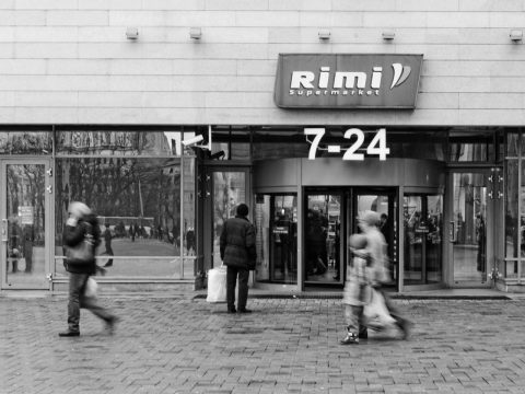 Bild: Supermarkt am Hauptbahnhof von Riga. OLYMPUS OM-D E-M5 mit M.Zuiko Digital 12-50 mm 1:3.5-6.3 EZ. ISO 400 ¦ f/9 ¦ 35 mm ¦ 1/15 s ¦ kein Blitz. Klicken Sie auf das Bild um es zu vergrößern.