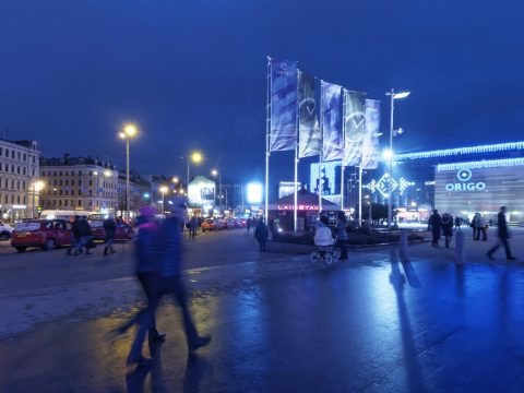 Bild: In der Vorweihnachtszeit abends unterwegs am Einkaufszentrum ORIGO am Hauptbahnhof von Riga. OLYMPUS OM-D E-M5 mit M.Zuiko Digital 12-50 mm 1:3.5-6.3 EZ. ISO 6400 ¦ f/9 ¦ 12 mm ¦ 1/10 s ¦ kein Blitz. Klicken Sie auf das Bild um es zu vergrößern.