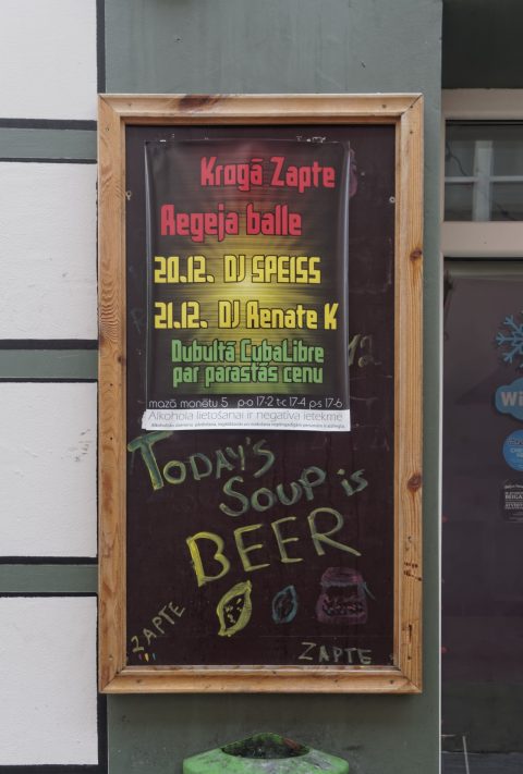 Bild: Bier als Tagessuppe in einer Kneipe in der Altstadt von Riga - "Today's soup is beer". OLYMPUS OM-D E-M5 mit M.Zuiko Digital 12-50 mm 1:3.5-6.3 EZ. ISO 800 ¦ f/5,6 ¦ 18 mm ¦ 1/25 s ¦ kein Blitz. Klicken Sie auf das Bild um es zu vergrößern.