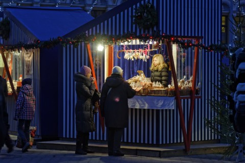Bild: Mandel- und Lebkuchenstand auf dem Livenplatz in der Altstadt von Riga. NIKON D700 mit AF-S NIKKOR 24-120 mm 1:4G ED VR. ISO 1600 ¦ f/9 ¦ 120 mm ¦ 1/20 s ¦ kein Blitz. Klicken Sie auf das Bild um es zu vergrößern.