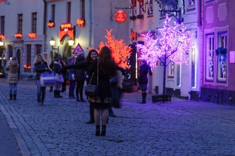 Bild: Diese Mädchen aus Russland genießen ihren Aufenthalt im vorweihnachtlichen Riga. Auf dem Livenplatz in der Altstadt. NIKON D700 mit AF-S NIKKOR 24-120 mm 1:4G ED VR. ISO 1600 ¦ f/7,1 ¦ 24 mm ¦ 1/6 s ¦ kein Blitz. Klicken Sie auf das Bild um es zu vergrößern.