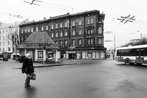 Bild: Am Brīvības bulvāris in der Neustadt von Riga. OLYMPUS OM-D E-M5 mit M.Zuiko Digital 12-50 mm 1:3.5-6.3 EZ. ISO 400 ¦ f/9 ¦ 12 mm ¦ 1/50 s ¦ kein Blitz. Klicken Sie auf das Bild um es zu vergrößern.