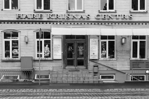 Bild: In diesem Holzhaus in der Neustadt von Riga residiert Hare Krishna. OLYMPUS OM-D E-M5 mit M.Zuiko Digital 12-50 mm 1:3.5-6.3 EZ. ISO 400 ¦ f/7,1 ¦ 35 mm ¦ 1/30 s ¦ kein Blitz. Klicken Sie auf das Bild um es zu vergrößern.