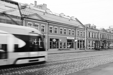 Bild: Moderne Straßenbahn und gepflegtes Holzhaus in der Neustadt von Riga. OLYMPUS OM-D E-M5 mit M.Zuiko Digital 12-50 mm 1:3.5-6.3 EZ. ISO 400 ¦ f/9 ¦ 12 mm ¦ 1/40 s ¦ kein Blitz. Klicken Sie auf das Bild um es zu vergrößern.