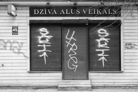 Bild: In diesem zum Geschäft umgebauten Holzhaus in der Neustadt von Riga gab es mal Bier. Einige Läden haben die Wirtschaftskrisen der letzten Jahre nicht überstanden. OLYMPUS OM-D E-M5 mit M.Zuiko Digital 12-50 mm 1:3.5-6.3 EZ. ISO 200 ¦ f/7,1 ¦ 40 mm ¦ 1/10 s ¦ kein Blitz. Klicken Sie auf das Bild um es zu vergrößern.