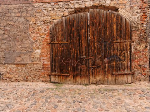 Bild: Altes Tor in der Gasse Mazā Peitavas iela in der Altstadt von Riga - hier zeigt sich der morbide Charme der lettischen Metropole. OLYMPUS OM-D E-M5 mit M.ZUIKO DIGITAL ED 12‑40mm 1:2.8. ISO 200 ¦ f/5,6 ¦ 12 mm ¦ 1/25 s ¦ kein Blitz. Klicken Sie auf das Bild um es zu vergrößern.