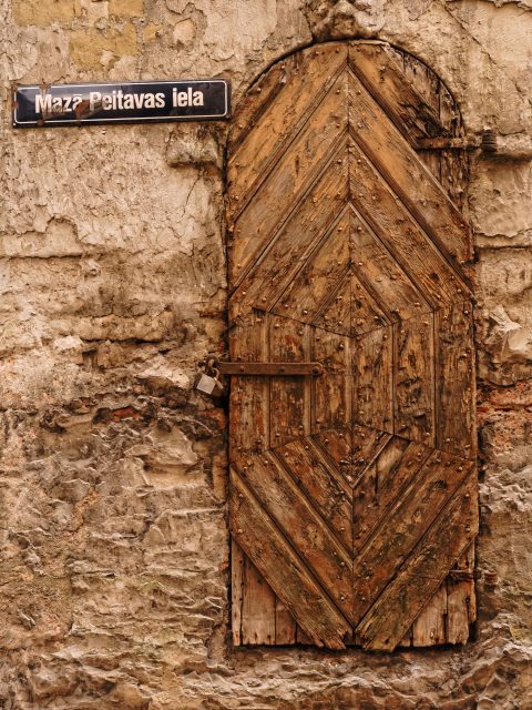 Bild: Diese Tür in der selben Gasse hat ebenfalls ihre besten Zeiten hinter sich. OLYMPUS OM-D E-M5 mit M.ZUIKO DIGITAL ED 12‑40mm 1:2.8. ISO 200 ¦ f/5,6 ¦ 25 mm ¦ 1/60 s ¦ kein Blitz. Klicken Sie auf das Bild um es zu vergrößern.