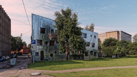 Bild: Die Tagesstätte für Obdachlose in Rīga in der Katoļu ielā ist ein gutes Beispiel für die moderne Architektur in Lettland. OLYMPUS OM-D E-M5 mit M.ZUIKO DIGITAL ED 12‑40mm 1:2.8. ISO 200 ¦ f/5,6 ¦ 12 mm ¦ 1/400 s ¦ kein Blitz. Klicken Sie auf das Bild um es zu vergrößern.