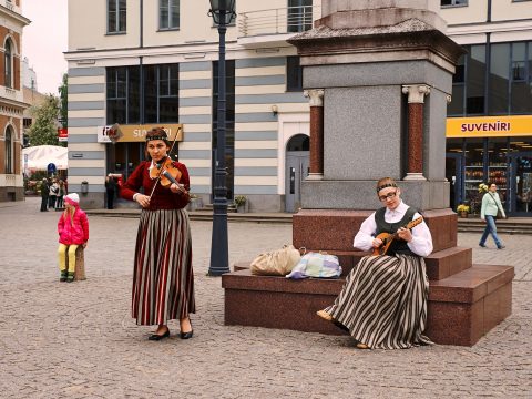 Bild: Traditionelle Musik und junge Menschen schließen sich in Lettland nicht aus. Musikerinnen auf dem Rātslaukums in der Altstadt von Rīga. Mit freundlicher Genehmigung der abgebildeten Personen - NIKON D700 mit TAMRON SP 24-70mm F/2.8 Di VC USD. ISO 200 ¦ f/7,1 ¦ 50 mm ¦ 1/100 s ¦ kein Blitz. Klicken Sie auf das Bild um es zu vergrößern.