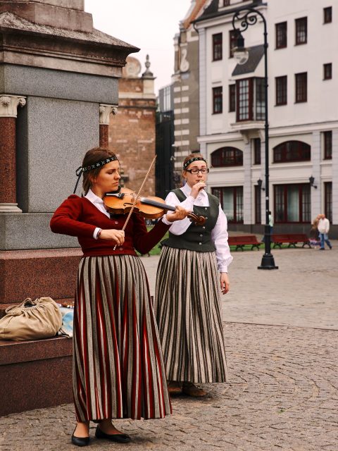 Bild: Traditionelle Musik und junge Menschen schließen sich in Lettland nicht aus. Musikerinnen auf dem Rātslaukums in der Altstadt von Rīga. Mit freundlicher Genehmigung der abgebildeten Personen - NIKON D700 mit TAMRON SP 24-70mm F/2.8 Di VC USD. ISO 200 ¦ f/5,6 ¦ 70 mm ¦ 1/500 s ¦ kein Blitz. Klicken Sie auf das Bild um es zu vergrößern.