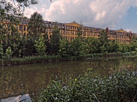 Das andere Riga - historisches Industriegebäude der Rīgas elektromašīnbūves rūpnīca (RER) im Stadtteil Sarkandaugava von Riga. OLYMPUS OM-D E-M5 mit M.ZUIKO DIGITAL ED 12‑40mm 1:2.8. ISO 200 ¦ f/9 ¦ 12 mm ¦ 1/500 s ¦ kein Blitz. Klicken Sie auf das Bild um es zu vergrößern.