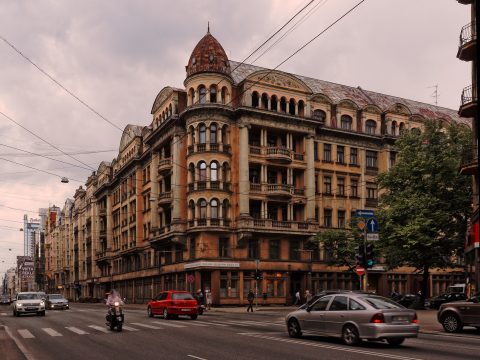 Bild: Stūra māja und der Terror des sowjetischen KGB in Riga. OLYMPUS OM-D E-M5 mit M.ZUIKO DIGITAL ED 12‑40mm 1:2.8. ISO 200 ¦ f/7,1 ¦ 12 mm ¦ 1/250 s ¦ kein Blitz. Klicken Sie auf das Bild um es zu vergrößern.