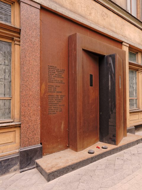 Bild: Stūra māja und der Terror des sowjetischen KGB in Riga. OLYMPUS OM-D E-M5 mit M.ZUIKO DIGITAL ED 12‑40mm 1:2.8. ISO 200 ¦ f/2,8 ¦ 12 mm ¦ 1/60 s ¦ kein Blitz. Klicken Sie auf das Bild um es zu vergrößern.