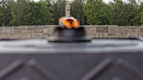 Bild: Auf dem Brüderfriedhof - dem Brāļu kapi - von Riga. Die "Ewige Flamme" mit der Statue "Mutter mit den gefallenen Söhnen". OLYMPUS OM-D E-M5 mit M.ZUIKO DIGITAL ED 12‑40mm 1:2.8. ISO 200 ¦ f/2,8 ¦ 40 mm ¦ 1/4000 s. Klicken Sie auf das Bild um es zu vergrößern.