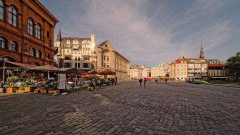 Bild: Abends unterwegs auf dem Domplatz in Riga. NIKON D700 mit SIGMA 12-24 F4.5-5.6 II DG HSM. ISO 200 ¦ f/9 ¦ 12 mm ¦ 1/640 s ¦ kein Blitz. Klicken Sie auf das Bild um es zu vergrößern.