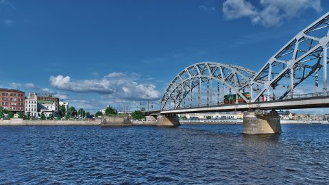 Bild: Über diese Eisenbahnbrücke über die Daugava wird der gesamte Eisanbahnverker von Rīga in Richtung Osten abgewickelt. NIKON D700 mit TAMRON SP 24-70mm F/2.8 Di VC USD. ISO 200 ¦ f/9 ¦ 24 mm ¦ 1/640 s ¦ kein Blitz. Klicken Sie auf das Bild um es zu vergrößern.